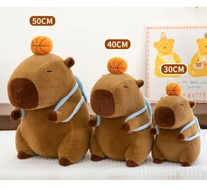 Niedliches Capybara Plueschtier mit Basketball und Rucksack, weiches Stofftier Geschenk.