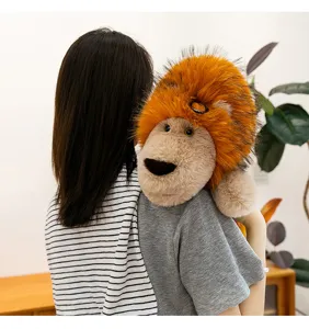 Nahaufnahme eines flauschigen orangefarbenen Löwen-Plüschtiers auf der Schulter, gemütlich.
