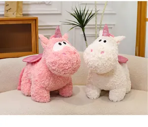 Simpatico giocattolo di peluche unicorno con ali glitterate e pelo riccio, regalo perfetto.