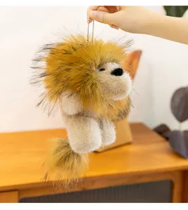 Süßes flauschiges Löwen Plüschtier Anhänger Detailansicht mit weicher Textur und Kette.