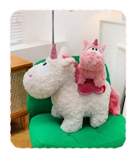Peluche unicorno soffice con corno rosa e adorabile bambola cavaliere per la stanza.