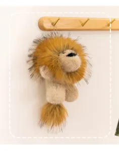 Nahaufnahme des flauschigen Löwen Plüsch Schlüsselanhängers mit weichem Fell und niedlichem Design.