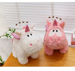 Simpatico peluche unicorno soffice con grandi occhi e ali rosa, bambola di animale imbottito.
