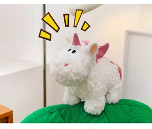 Simpatico peluche unicorno con grandi occhi e ali rosa, morbida bambola di stoffa per bambini.