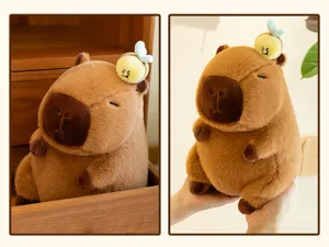 Primo piano dettaglio del morbido peluche di capibara marrone con ape simpatica sulla testa.