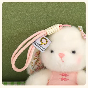Vue détail de pendentif peluche lapin style chinois, mignon accessoire de jouet en peluche.
