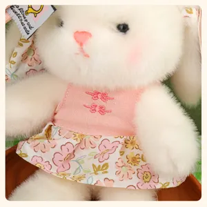 Adorable lapin en peluche avec jupe florale style chinois vue détaillée pendentif.