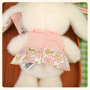 Joli pendentif lapin en peluche avec jupe florale, vue détaillée de la poupée douce.