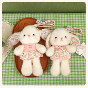 Joli pendentif porte-clés lapin en peluche robe florale vue de détail pour cadeau fille