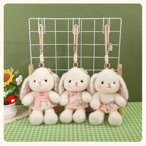 Détail charmant de pendentif en peluche lapin avec robe florale, belle vue de décoration de table.