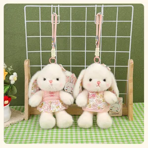 Vue détaillée d'un charmant pendentif lapin en peluche avec robe à fleurs chinoise.