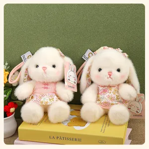 Jolie poupée de lapin en peluche avec une robe florale de style chinois, vue de détail.