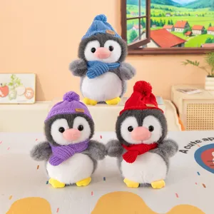 Set di peluche pinguino con cappelli e sciarpe, morbidi giocattoli di animali per regali decorativi.