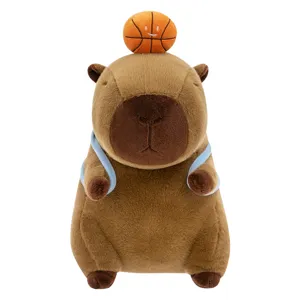 Süßes Wasserschwein Plüschtier mit Rucksack und Basketball Hauptprodukt Studioaufnahme.