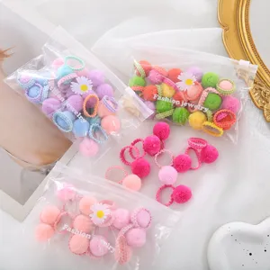 Vista dettagliata di elastici per capelli con pon pon in peluche colorato, accessori.