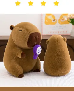 Vista dettagliata del peluche capibarca, simpatico peluche morbido con un dolce lecca-lecca.