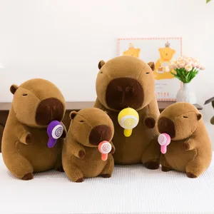 Simpatico Giocattolo di Peluche Capibara Animale Stuffed Morbido Bambola Con Accessorio Lecca-Lecca Cartoon Compagno Giocattolo Regalo Per Bambini