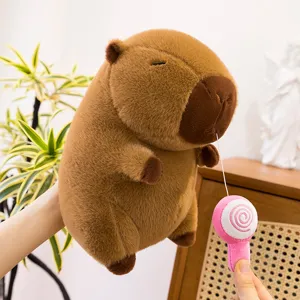 Simatico capibara di peluche marrone con lecca lecca interattivo da tirare morbida bambola.