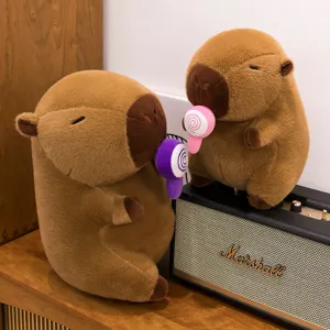 Simpatico peluche di capibara con design a lecca-lecca interattivo, morbida bambola.