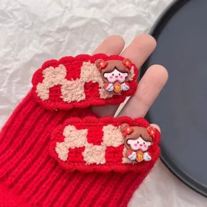 Detalle de pinza de pelo de lana a cuadros rojos con figura de niña bonita para accesorio de pelo