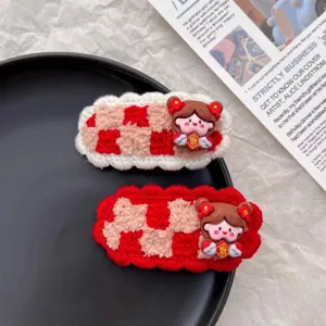 Horquillas de cuadros rojos y blancos con dijes de niña de dibujos animados y detalles festivos.