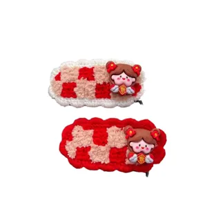 Lindas pinzas de pelo de lana roja para niños, diseño de niña y cuadros para Año Nuevo.