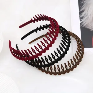 Velvet toothed headband detail showcasing soft texture and non-slip design for secure daily wear.