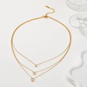 Elegante collana a tre strati placcata in oro con tre ciondoli in zirconi rotondi