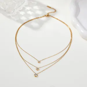 Dettaglio della collana a tre strati in acciaio inossidabile placcato oro con zirconi cubici