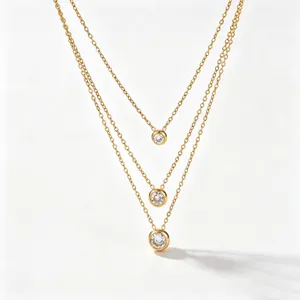 Primo piano della collana a tre strati in acciaio inossidabile dorato con zirconi