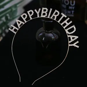 Détail serre-tête Joyeux Anniversaire strass, élégant cerceau de cheveux en cristal pour fête.