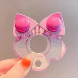 Leuke Y2K roze kattenoor haarclip klauw voor meisjes, schattig haaraccessoire detail.