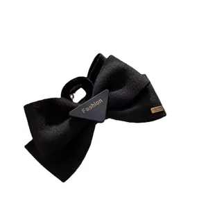 Pince à cheveux noeud velours noir avec plaque triangulaire métallique accessoire rétro chic