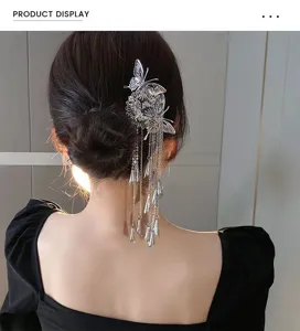 Prachtig detail van zilveren vlinder kwast haarspeld, perfect voor elegante knotkapsels.