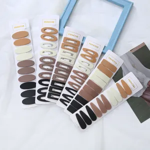 Detailansicht minimalistischer matter, erdfarbener geometrischer Haarspangen für das Styling.