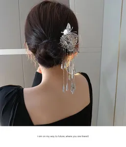 Gedetailleerd uitzicht op traditionele Chinese zilveren vlinder kwast haarspeld accessoire.