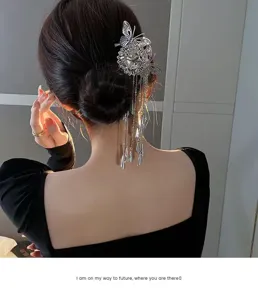 Detailopname van de elegante vlinder kwast haarspeld, met prachtig zilverkleurige legering.