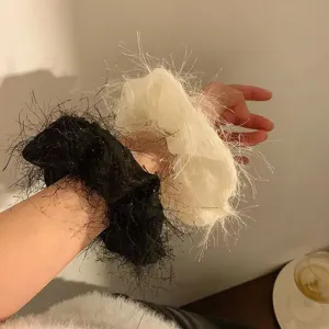 Vista dettagliata di scrunchies per capelli soffici e piumati in nero e bianco per stile.