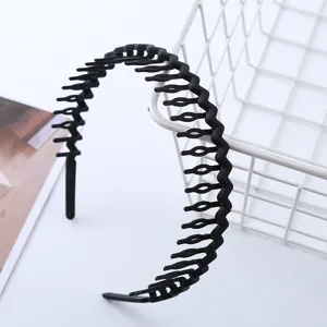 Close-up of black plastic teeth headband, anti-slip hair hoop detail for daily face washing.