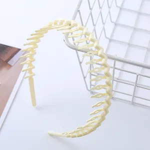 Close-up detail of the anti-slip plastic hair hoop showing its unique toothed design structure.