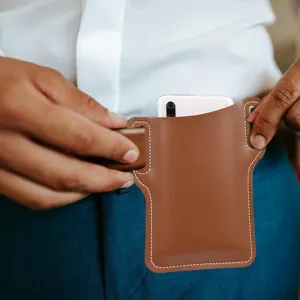 Vue détaillée de l'étui de téléphone en cuir PU pour ceinture, pochette pratique pour extérieur.