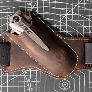 Outdoor EDC Klappmesser mit Vintage Ledertasche, Gürtelschlaufe Werkzeugtasche Detailansicht.