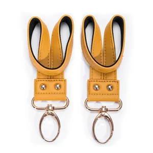 Λεπτομέρεια από τα κίτρινα άγκιστρα καροτσιού PU με λουράκια velcro και μεταλλικά κλιπ.