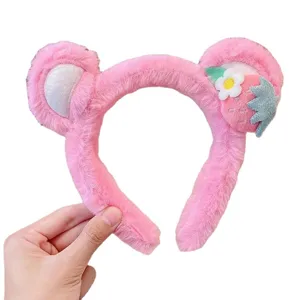 Leuke roze pluche berenoren haarband met zoete aardbei decoratie voor dames en meisjes.