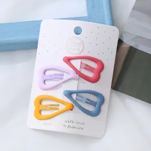 Süße matte Herz Haarklammern Detailansicht, bunte Candy-Farben Haaraccessoires für Kinder.