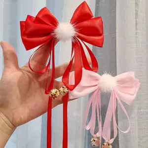 Festieve rode roze strik haarspelden met witte pompons en belletjes voor kinderen.