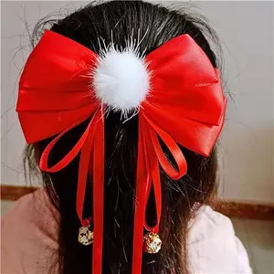 Kinderen rode haarstrik clip met pluche bal lange linten en klokjes feestelijke stijl.