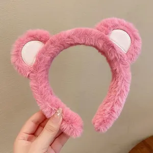 Roze pluche berenoren haarband voor vrouwen, schattige donzige haarhoepel voor het wassen van het gezicht.