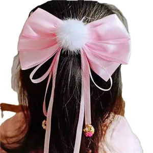 Roze satijnen haarstrik voor kinderen met witte pompon en hangende belletjes Hanfu