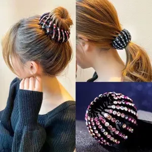 Vista dettagliata della forcina per capelli a nido d'uccello con strass, chignon brillante.